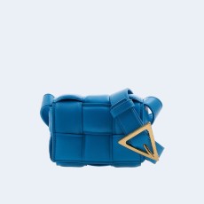 보테가 베네타 패딩 미니 카세트백 블루